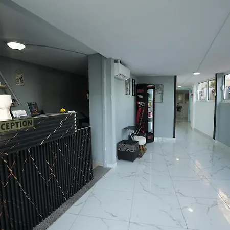 Hostel Enles *