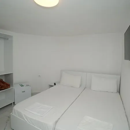 Hostel Enles *