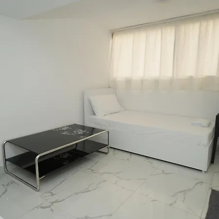 Hostel Enles *